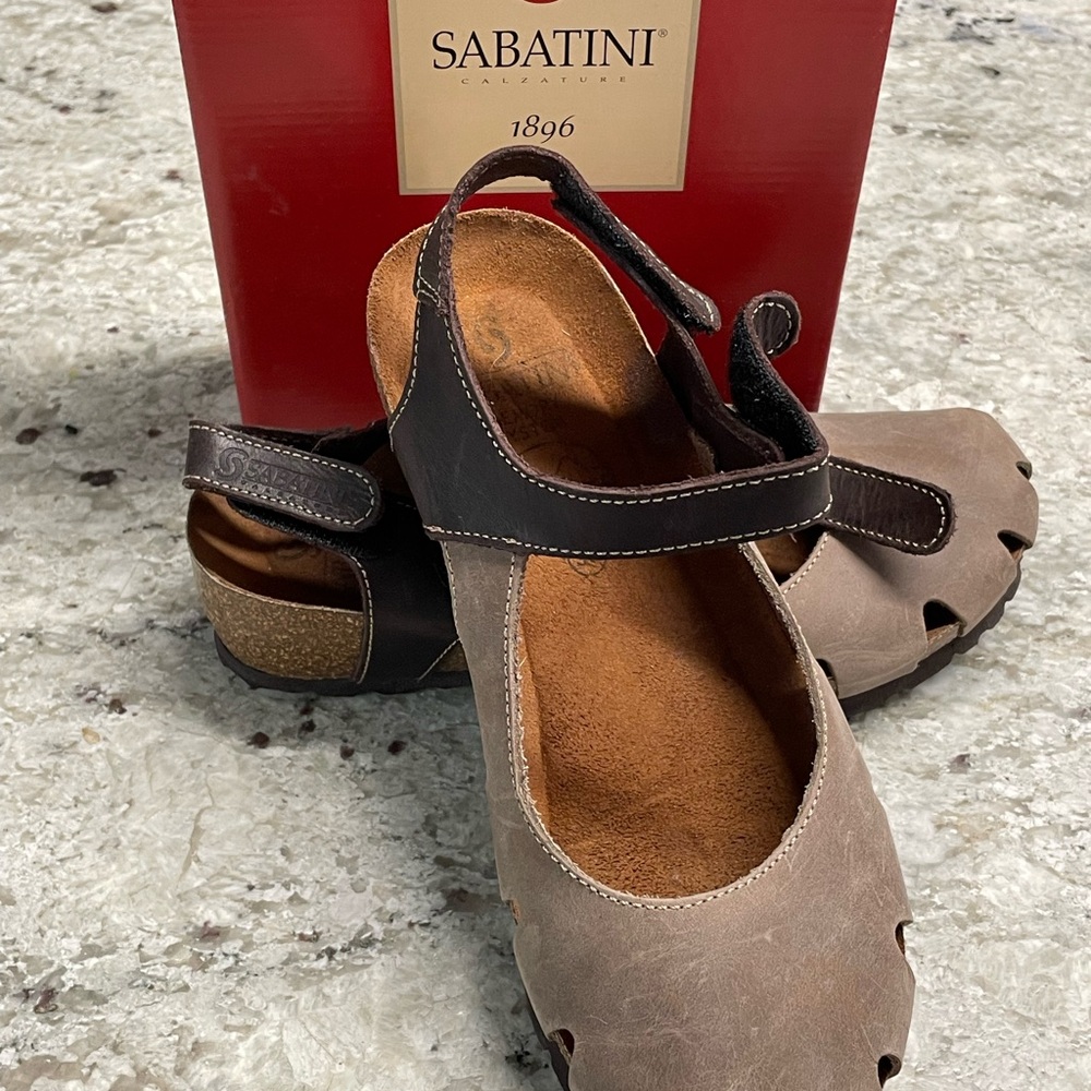Sabatini Closed Toe Sandles.  Light taupe leather.      Size 36